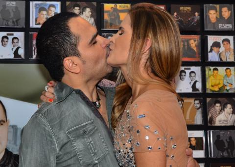  Casado há 10 anos, Luciano Camargo dá beijão em esposa em show com Zezé